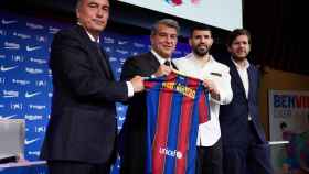 Yuste, Laporta y Alemany, en la presentación de Agüero / FCB