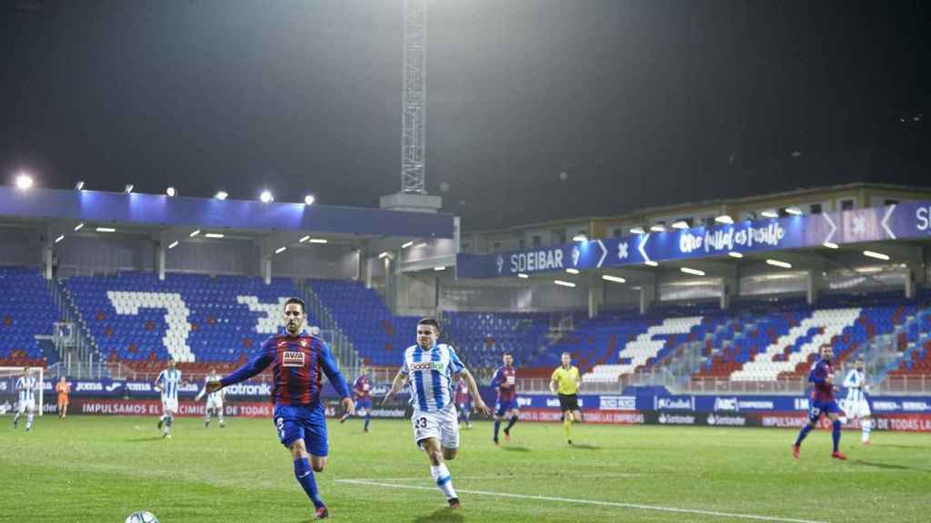 Una imagen de archivo del Eibar-Real Sociedad a puerta cerrada / EFE