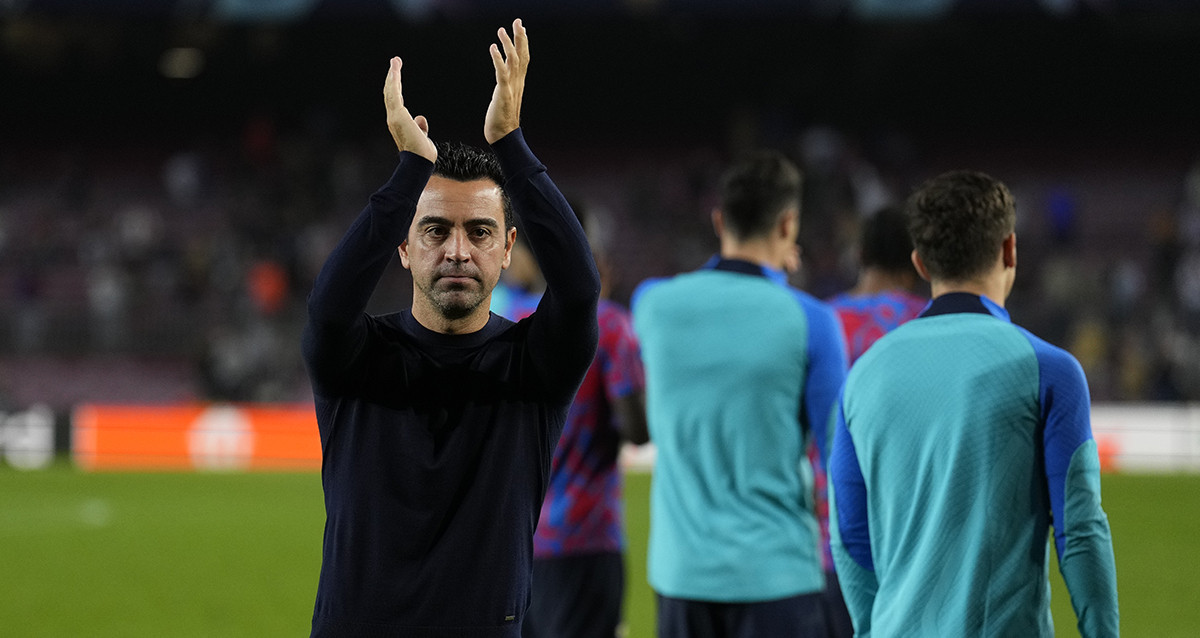 Xavi aplaude a la afición, tras la dura humillación contra el Bayern Múnich / EFE