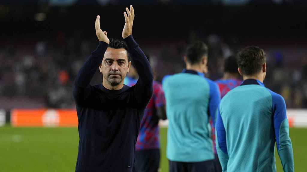 Xavi aplaude a la afición, tras la dura humillación contra el Bayern Múnich / EFE