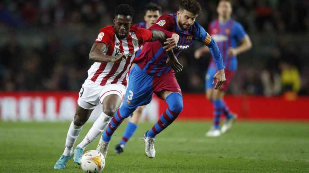 Gerard Piqué, persiguiendo a Iñaki Williams en el Barça-Athletic / EFE