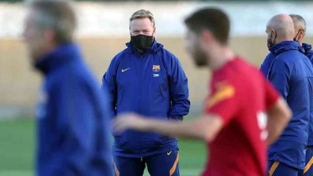 Ronald Koeman en el entrenamiento del Barça / FCB