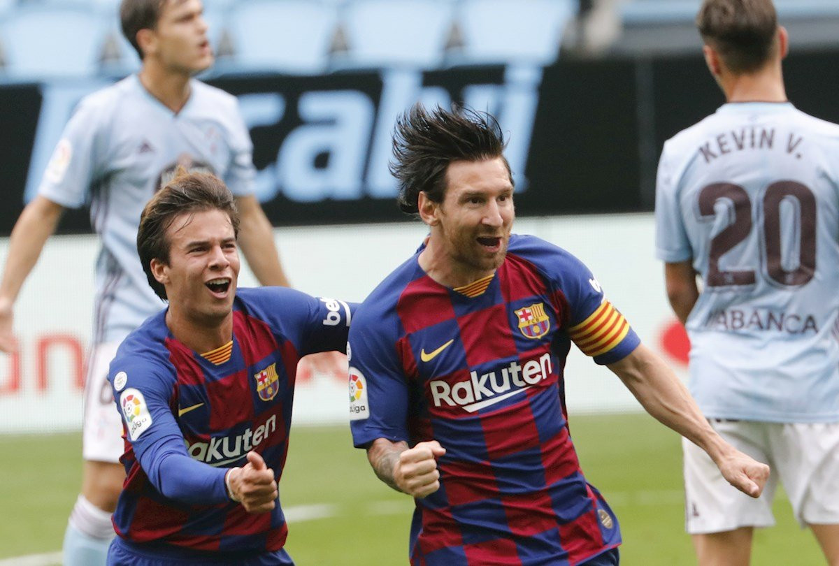 Messi y Riqui Puig celebran el gol de Luis Suárez / EFE