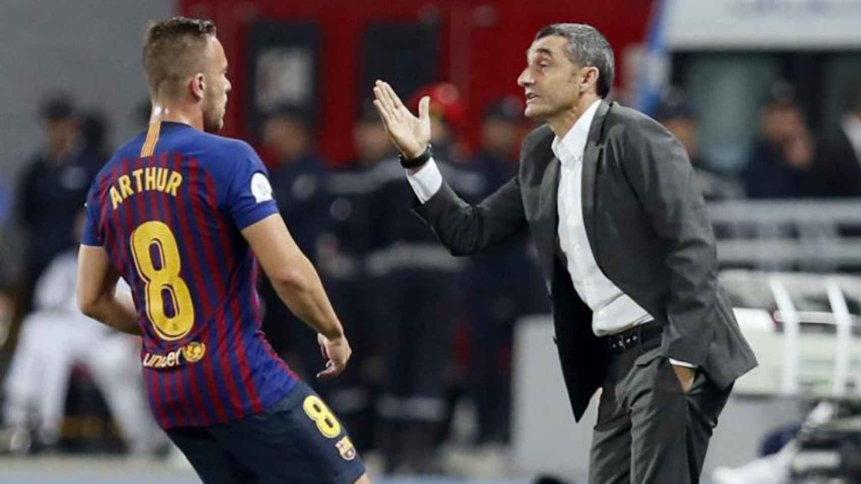 Una foto de Arthur recibiendo instrucciones de Ernesto Valverde / EFE