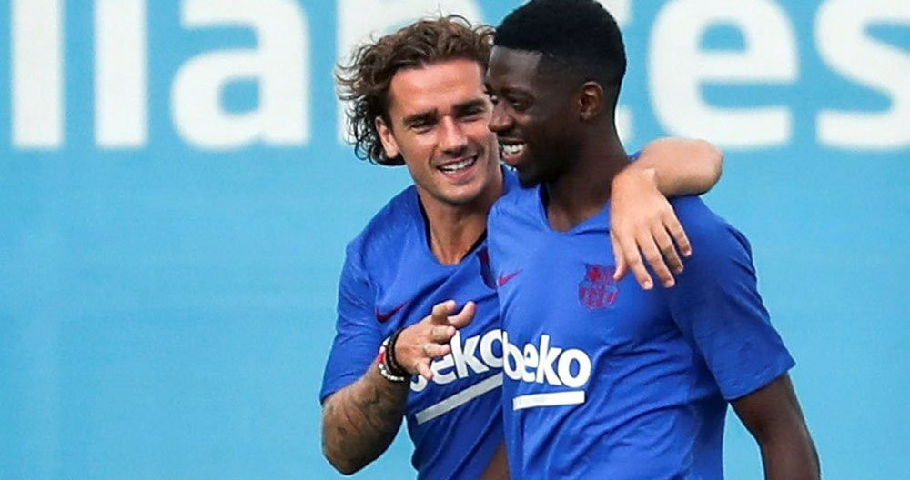 Griezmann y Dembelé pasean abrazados en un entrenamiento del Barça / EFE