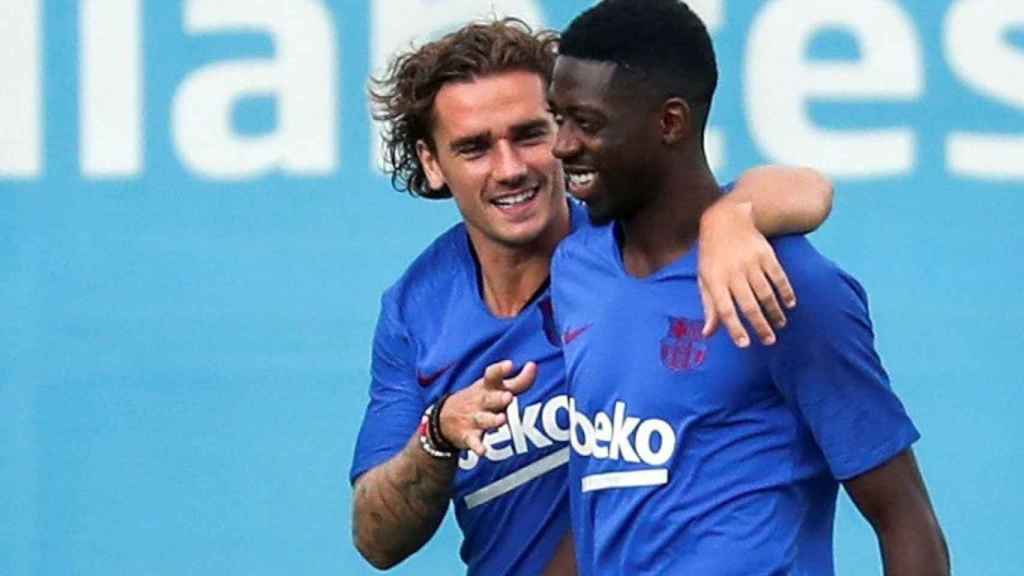 Griezmann y Dembelé pasean abrazados en un entrenamiento del Barça / EFE