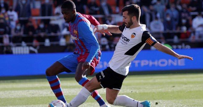 Dembelé, desbordando a Gayá en el Valencia-Barça / EFE