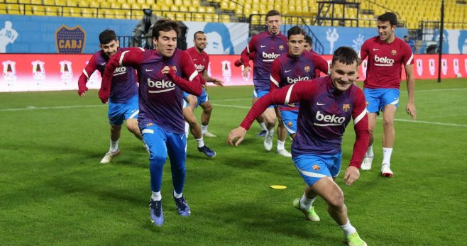 Ferran Jutglà se divierte con Riqui Puig en un entrenamiento en Arabia Saudí / FCB