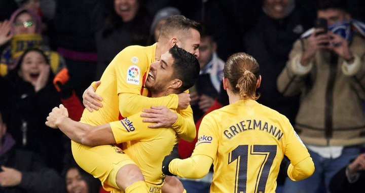 Suárez celebrando su tanto contra el Espanyol con Leo Messi y Antoine Greizmann / EFE