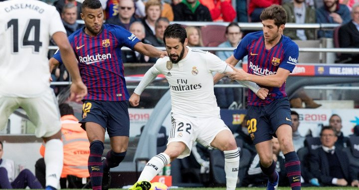 Una foto de Rafinha y Sergi Roberto en el clásico / EFE