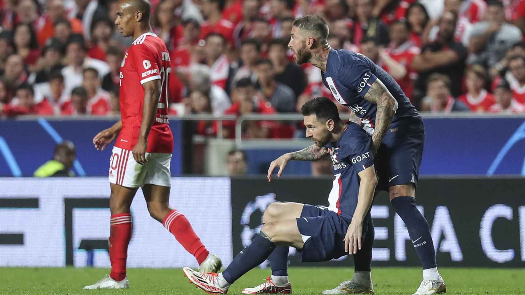 Sergio Ramos sostiene a Messi en un partido del PSG / EFE