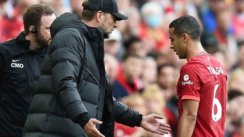 Thiago Alcántara se marcha sustituido por Jürgen Klopp en el último partido del Liverpool / EFE