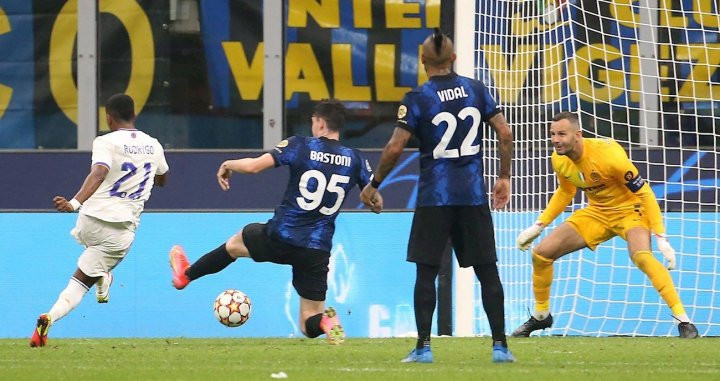 Arturo Vidal observa el gol de Rodrygo / EFE