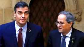 El presidente de la Generalitat, Quim Torra y el presidente del Gobierno, Pedro Sánchez, a su llegada al Palau de la Generalitat. ¿Desjudicializar? / EP