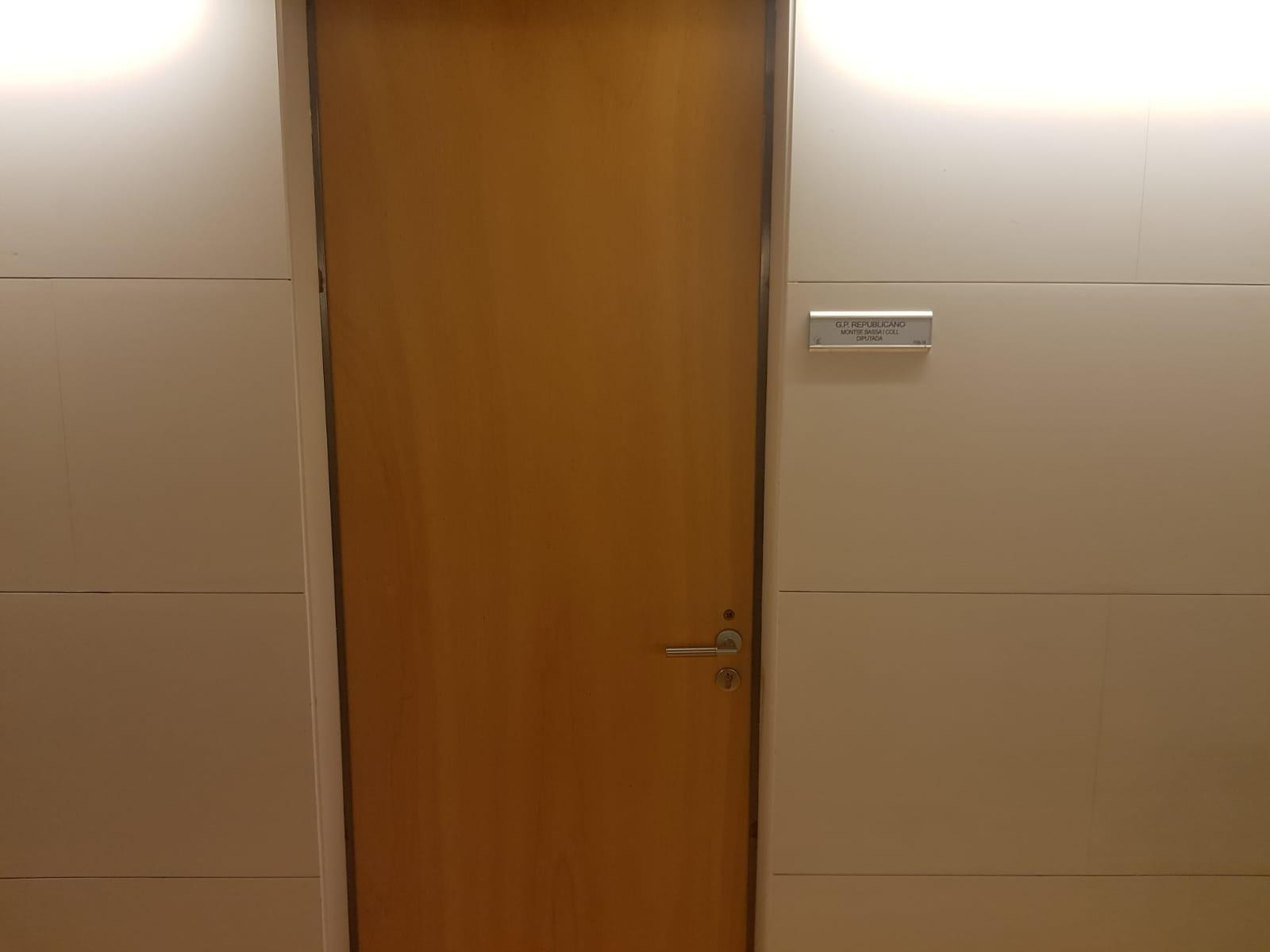 Puerta de Montse Bassa de su despacho en el Congreso