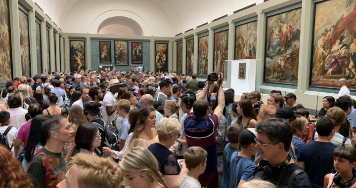 Una sala de museo atestada de turistas :E.E.