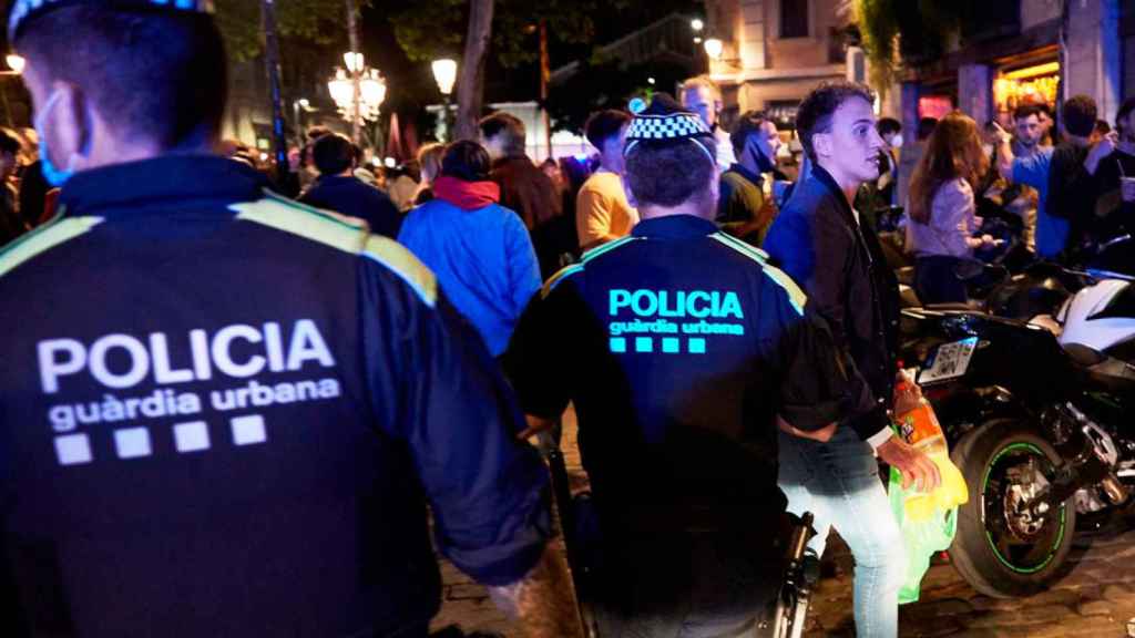 Dos agentes de la Guardia Urbana de Barcelona, en un dispositivo nocturno / EFE