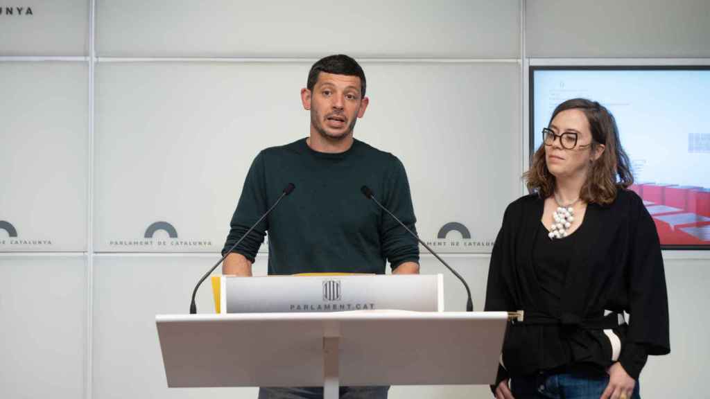 El diputado de la CUP en el Parlament, Xavier Pellicer, en rueda de prensa junto a Eulàlia Reguant / David Zorrakino - EUROPA PRESS