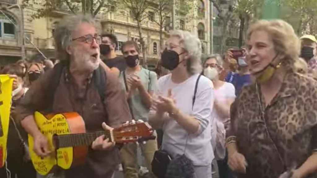 El hombre que se convirtió en ‘trending topic’ con Pilar Rahola tras la concentración por la detención de Puigdemont ha vuelto a aparecer en el 17A