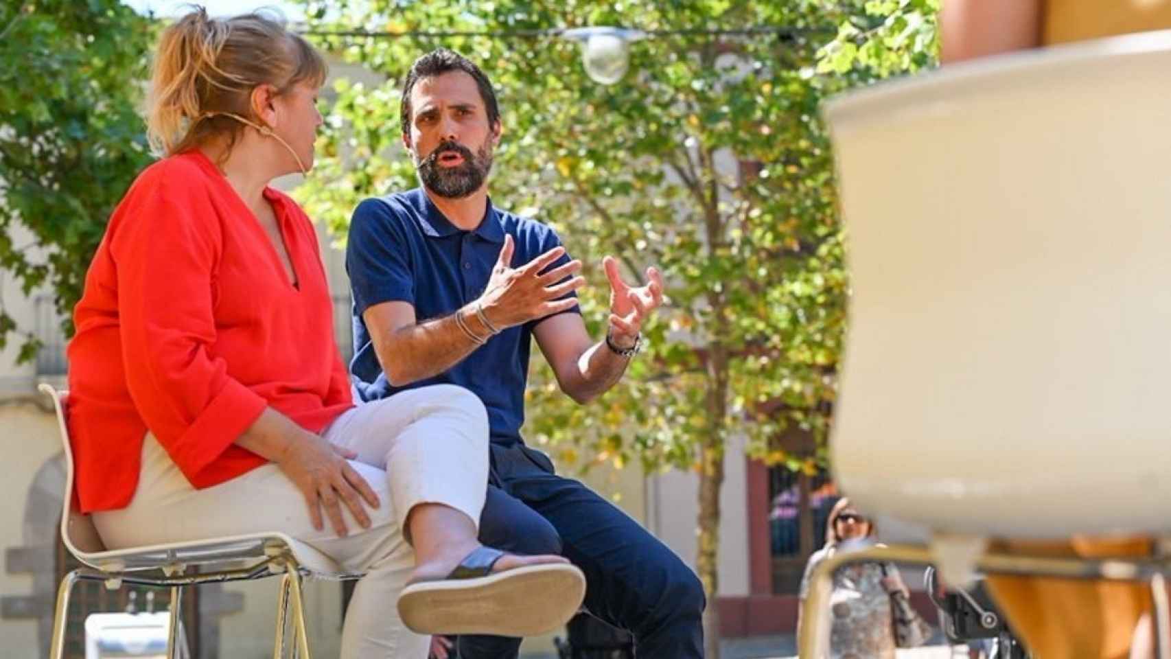 El 'conseller' de Empresa y Trabajo de la Generalitat, Roger Torrent (ERC) junto con la 'consellera' de Cultura, Natàlia Garriga, durante el acto en Sant Cugat en el que el 'expresident' fue increpado / ERC