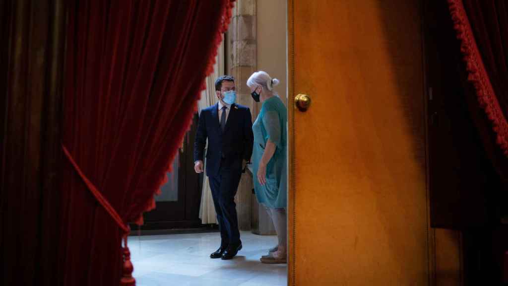 El presidente de la Generalitat, Pere Aragonès y la presidenta de la CUP en el Parlament, Dolors Sabater, en una imagen de archivo / DAVID ZORRAKINO - EUROPA PRESS