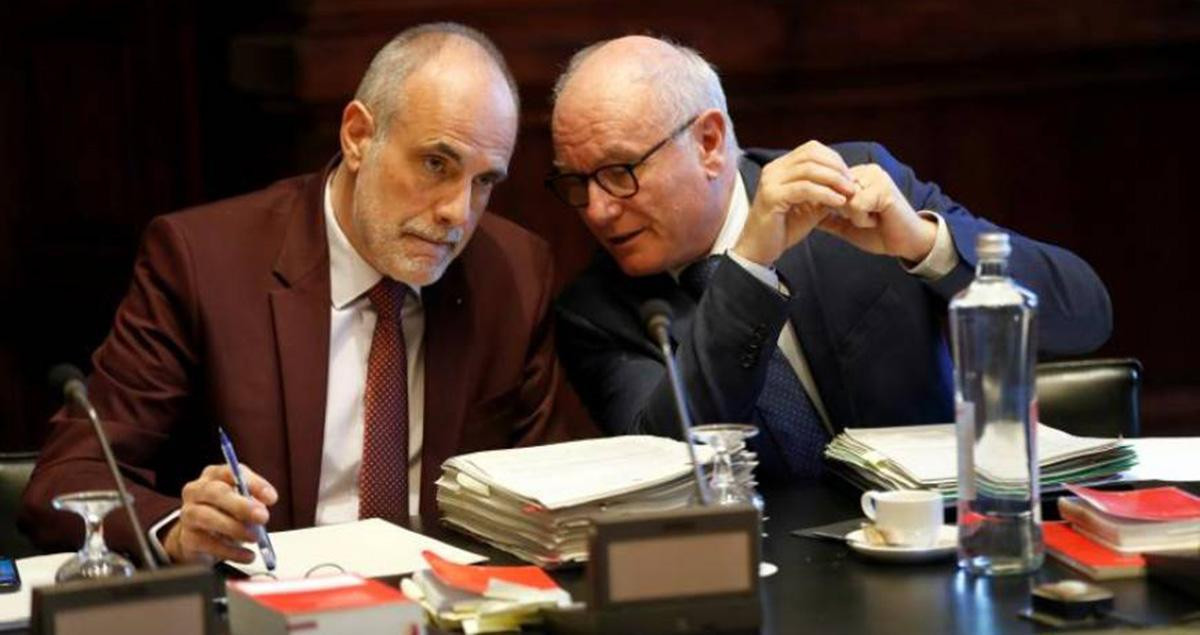 El letrado mayor Joan Ridao (i) y el secretario general Xavier Muro (d), en una reunión de la Mesa del Parlament / EFE