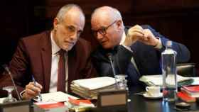 El letrado mayor Joan Ridao (i) y el secretario general Xavier Muro (d), en una reunión de la Mesa del Parlament / EFE