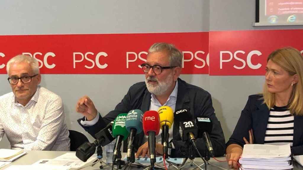 Felix Larrosa, en el centro, junto a los concejales del PSC en Lleida Jaume Sellés y Begoña Iglesias / EP