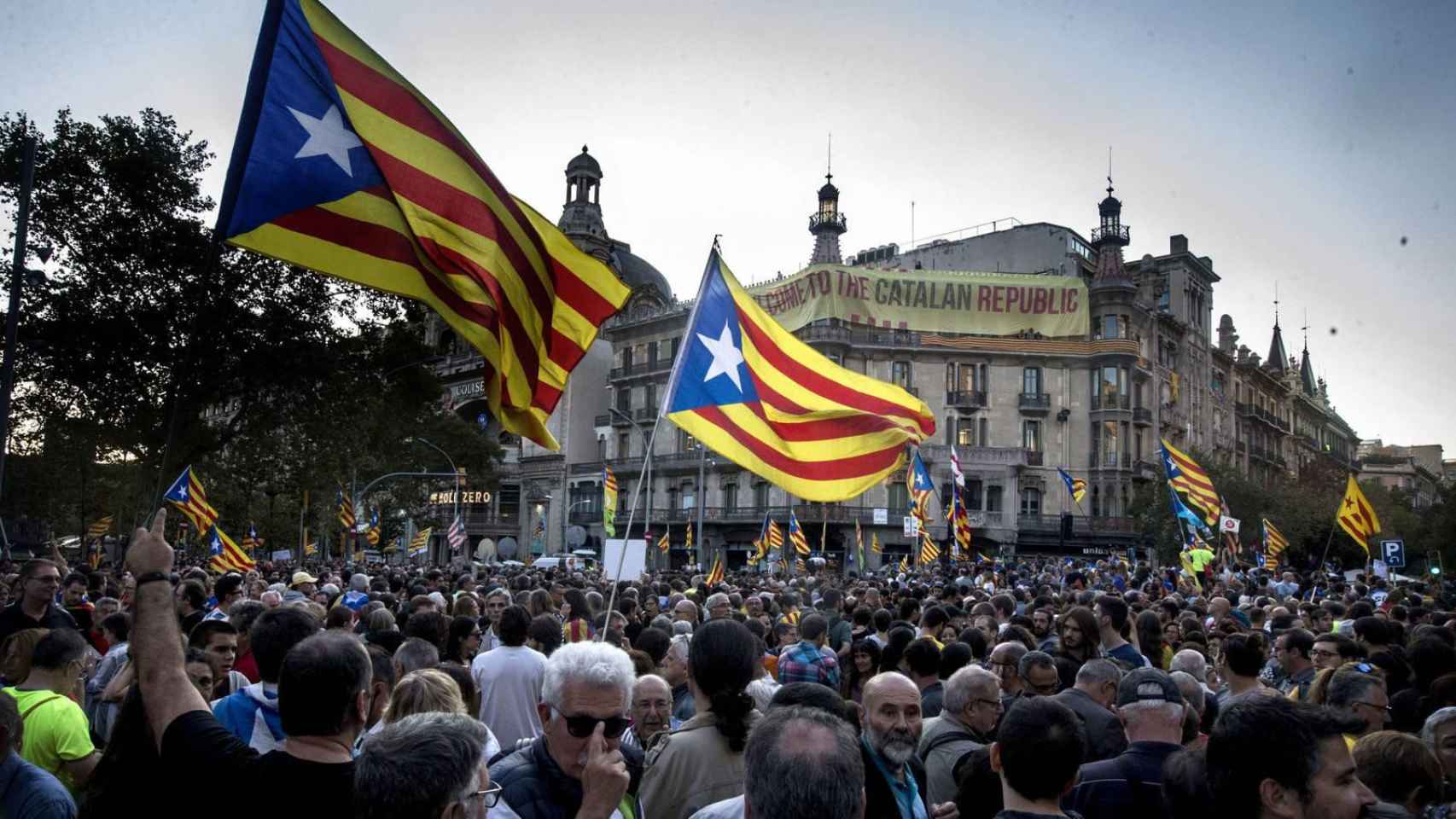 Manifestación independentista ante la Consejería de Economía de la Generalitat, en Barcelona