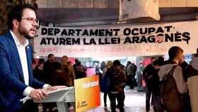 Pere Aragonès ante una protesta de la plataforma 'Paremos la Ley Aragonès' / FOTOMONTAJE DE CG