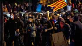 Manifestantes con las caras tapadas, convocados por los CDR por la independencia / EFE