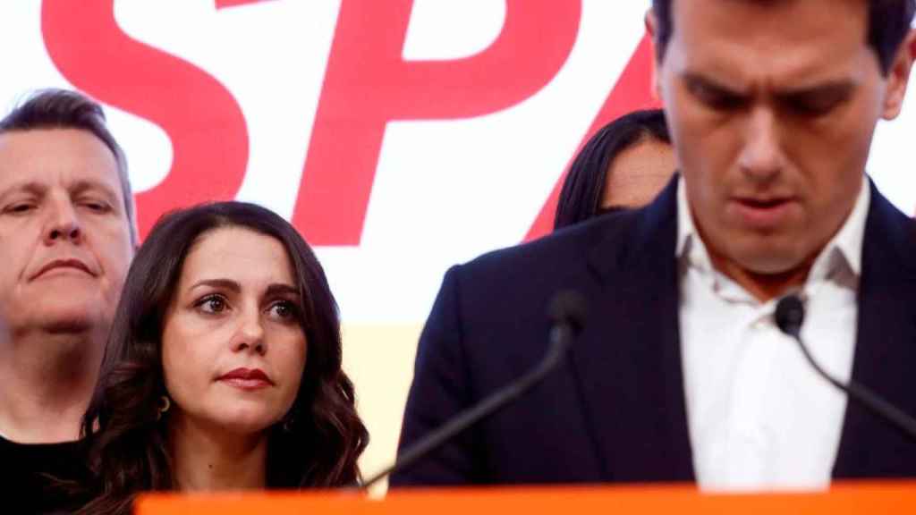 El líder de Ciudadanos, Albert Rivera (d), junto a la cabeza de lista de Cs al Congreso por Barcelona, Inés Arrimadas (2i), durante la valoración electoral del partido celebrada esta noche en Madrid / EFE