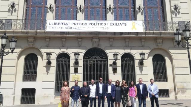 El alcalde de Lleida, Miquel Pueyo (ERC), con otros ediles independentistas tras el nuevo cartel a favor de los políticos presos / ERC LLEIDA