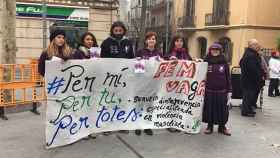 Trabajadores del Servicio de Intervención Especializada en violencia machista (SIE) del Baix Llobregat durante el paro convocado para denunciar la falta de recursos. Listas de espera en la asistencia a mujeres maltratadas / CG