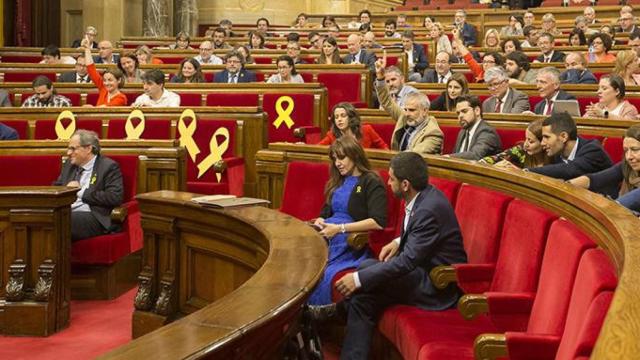 Bancada del Govern en el Parlament sin lazos amarillos, que quedan relegados a los escaños de diputados fugados o encarcelados / JOB VERMEULEN