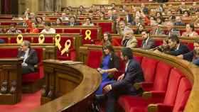 Bancada del Govern en el Parlament sin lazos amarillos, que quedan relegados a los escaños de diputados fugados o encarcelados / JOB VERMEULEN