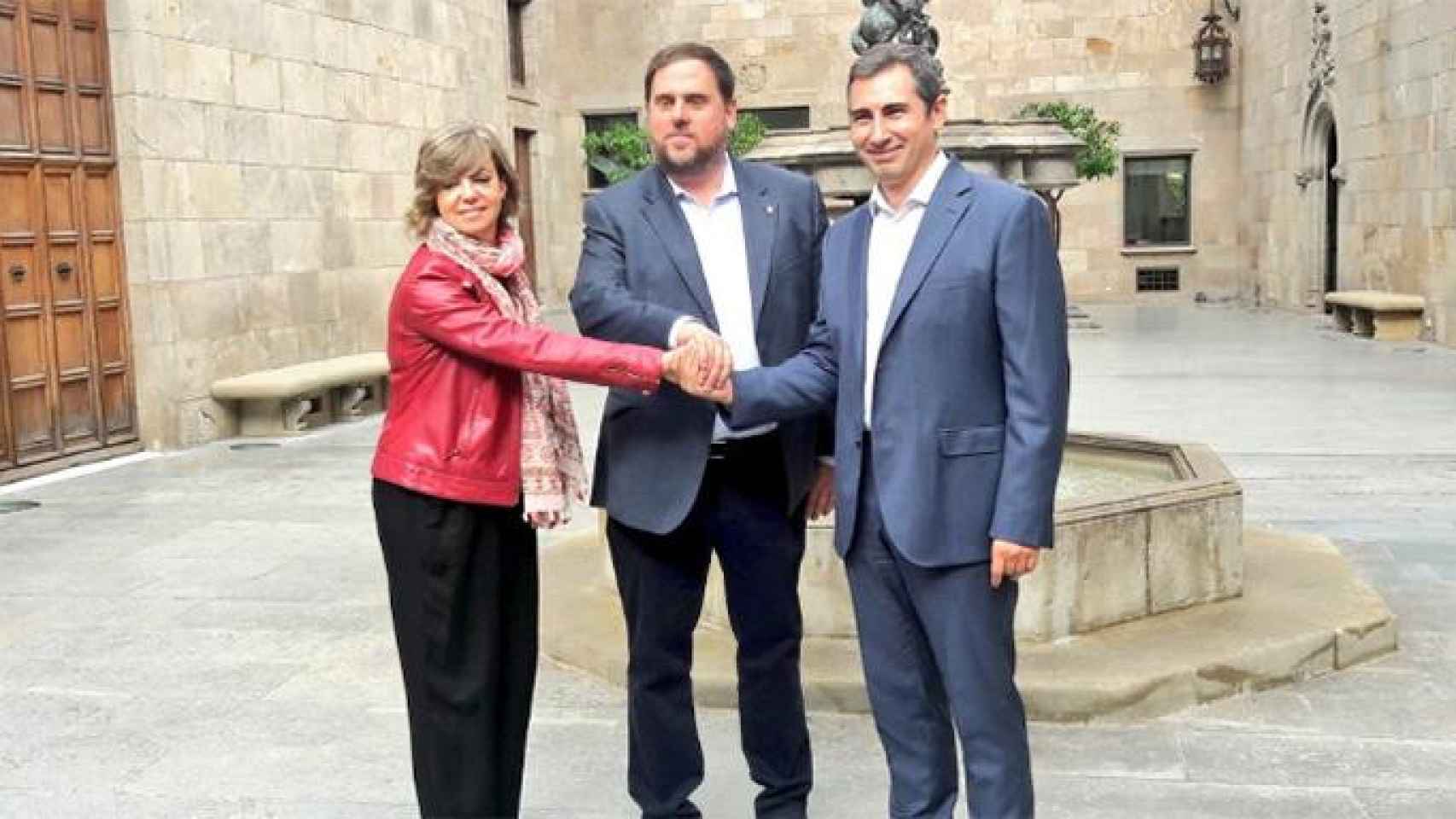 Los exconsejeros Oriol Junqueras (c) y Meritxell Borràs, junto al entonces presidente de la Taula d'Entitats del Tercer Sector, Oriol Illa, en la firma del convenio sobre herencias intestadas en 2016 / GENCAT