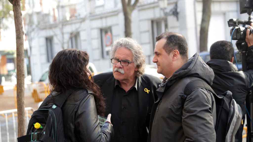 El diputado de ERC Joan Tardà en la puerta del Tribunal Supremo mientras comparecían antiguos cargos de la Generalitat; los exconsejeros presos, en la campaña contra Llarena / EFE