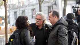 El diputado de ERC Joan Tardà en la puerta del Tribunal Supremo mientras comparecían antiguos cargos de la Generalitat; los exconsejeros presos, en la campaña contra Llarena / EFE