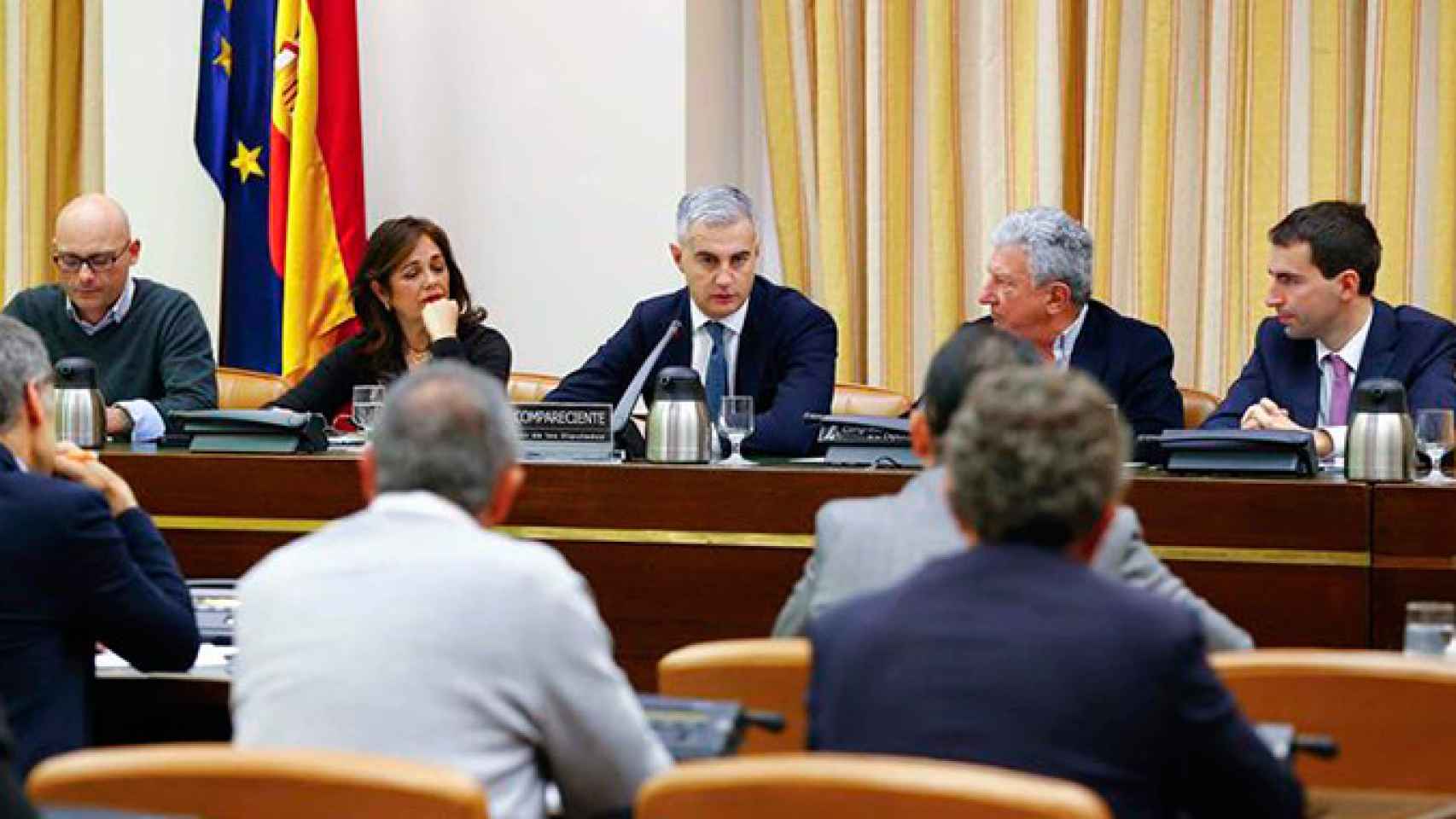 El ex secretario general del PP de la Comunidad Valenciana Ricardo Costa (c) durante la comparecencia ante la comisión de Investigación sobre la financiación del PP