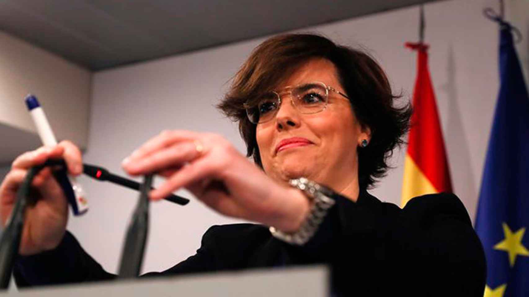 La vicepresidenta del Gobierno, Soraya Sáenz de Santamaría, poco antes de su comparecencia ante los medios en el Palacio de la Moncloa / EFE