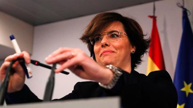 La vicepresidenta del Gobierno, Soraya Sáenz de Santamaría, poco antes de su comparecencia ante los medios en el Palacio de la Moncloa / EFE