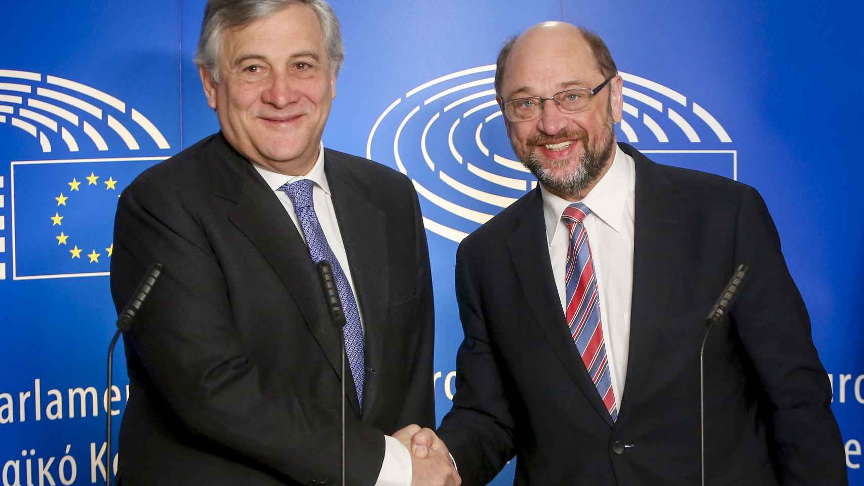 Antonio Tajani, actual presidente del Parlamento europeo (i) y su antecesor en el cargo, Martin Schulz