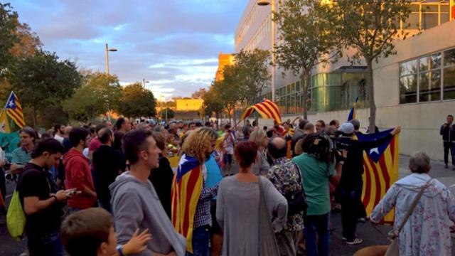Manifestación independentista frente a la comandancia de la Guardia Civil de Tarragona, donde compareció el director de 'El Vallenc', acusado de ser colaborador necesario / Twitter