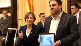 La presidenta del Parlamento de Cataluña, Carme Forcadell, y el vicepresidente catalán y consejero de Economía y Hacienda, Oriol Junqueras, muestran el lápiz de memoria y la tableta con el Proyecto de ley de Presupuestos de la Generalitat para 2017 / EFE