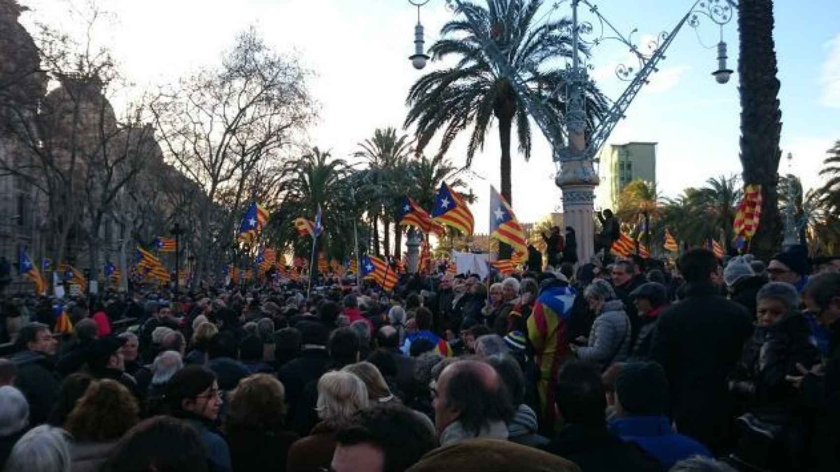 Independentistas concentrados ante el TSJC el lunes / @andreu198