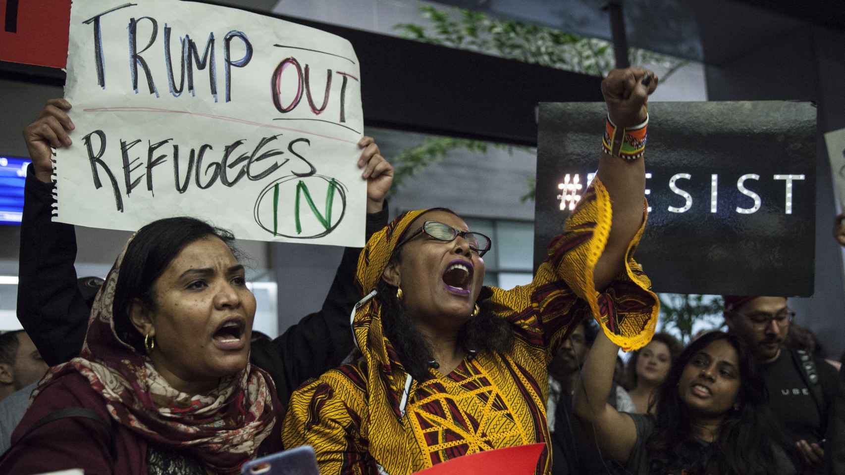 Un grupo de mujeres protesta en el aeropuerto de San Francisco contra las disposiciones de Donald Trump / EFE