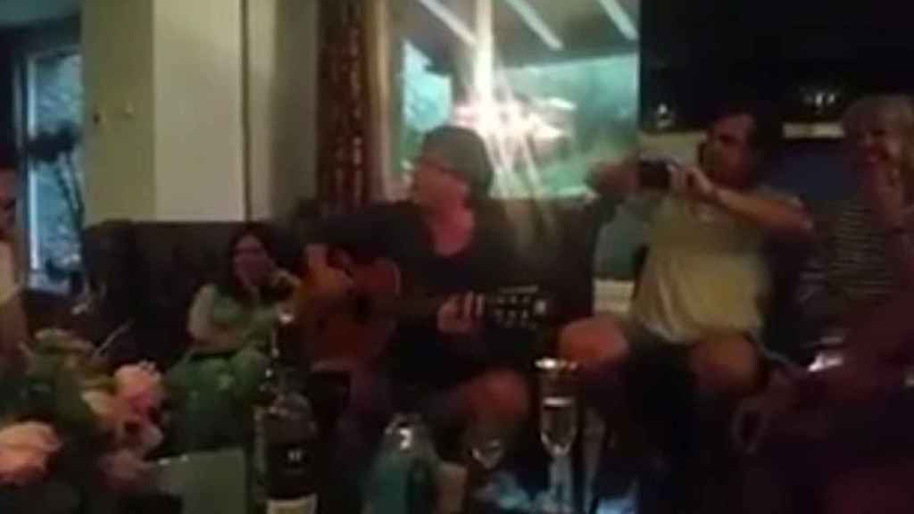 El 'president' Carles Puigdemont, con la guitarra en la mano en la polémica velada en Cadaqués.