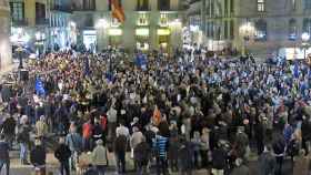 Concentración organizada por Societat Civil Catalana en la plaza Sant Jaume contra la resolución rupturista de JxSí y la CUP