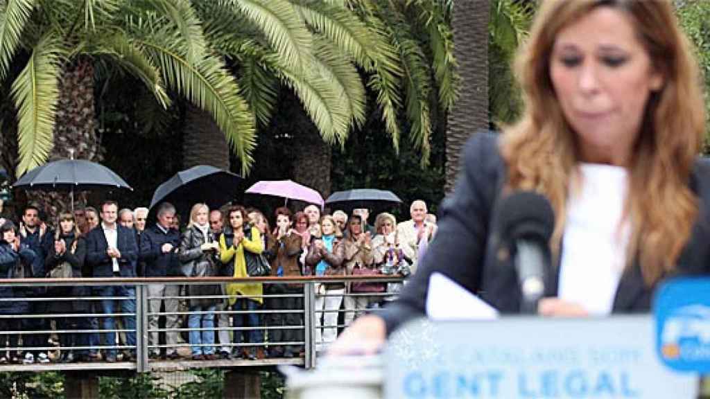 En primer plano, la presidenta del PP catalán, Alicia Sánchez-Camacho, durante un acto del partido celebrado en Barcelona. Al fondo, dirigentes y cuadros 'populares' de Cataluña